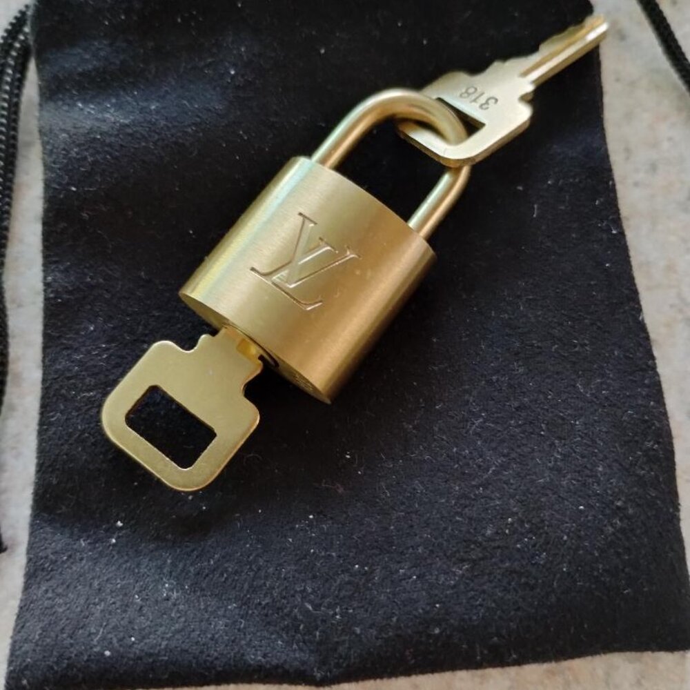 LOUIS VUITTON LOCK #318